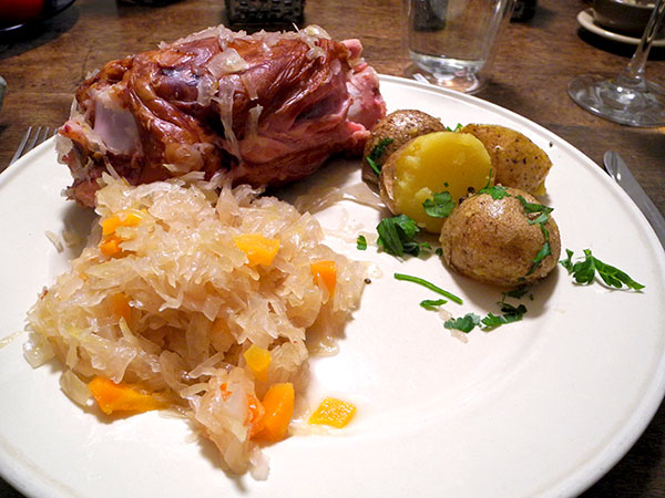 Schweinehaxe_Sauerkraut_Kartoffeln