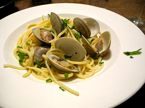 spaghetti_clams_garlic_chilis_parsley